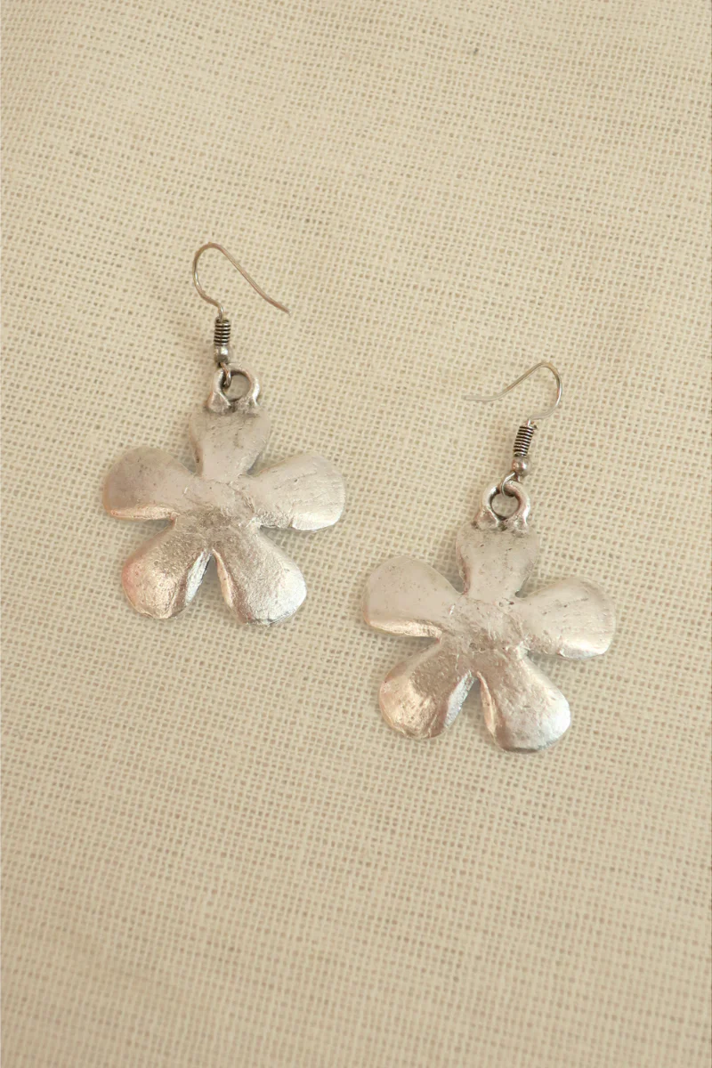 Periwinkle Flower Silver Plated Earrings - Image 2